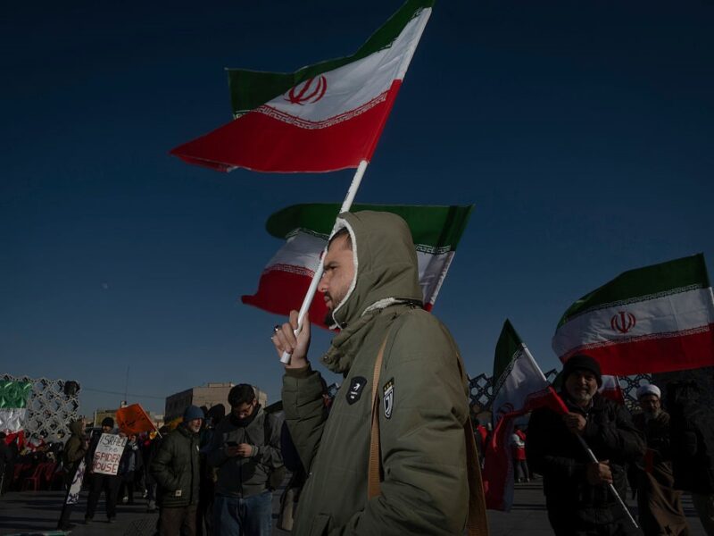В Ірані протестувальники підпалили військову базу