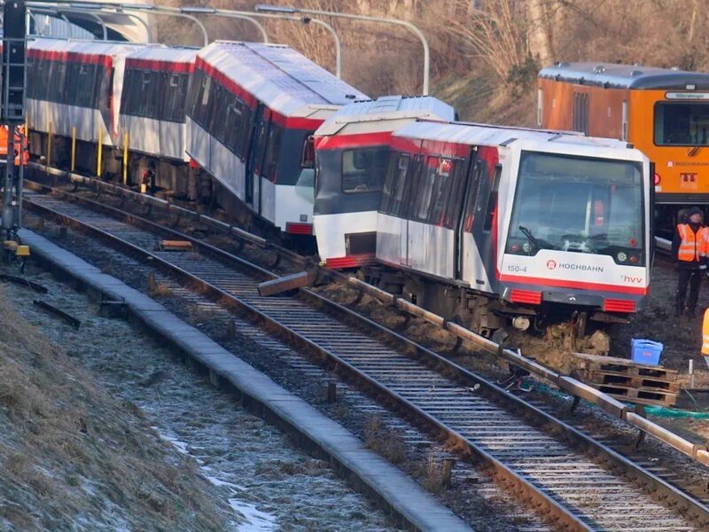 В Німеччині з рейок зійшов поїзд: пошкоджено зустрічний потяг з пасажирами