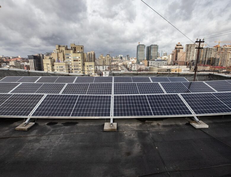 В Україні спростилися правила встановлення сонячних електростанцій на дахах