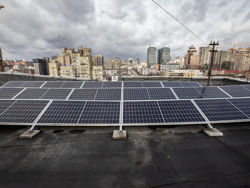 В Україні спростилися правила встановлення сонячних електростанцій на дахах