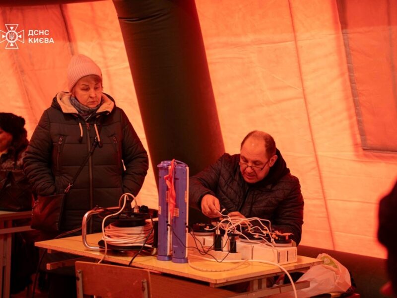 Зачинені магазини і черги на АЗС. Блекаут на Київщині