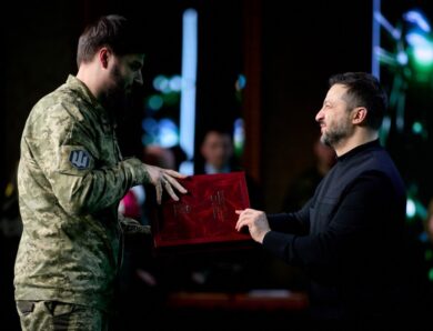 Зеленський присвоїв військовим звання Героя України та вручив ордени