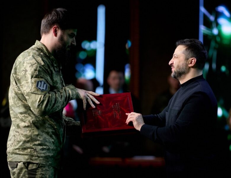 Зеленський присвоїв військовим звання Героя України та вручив ордени