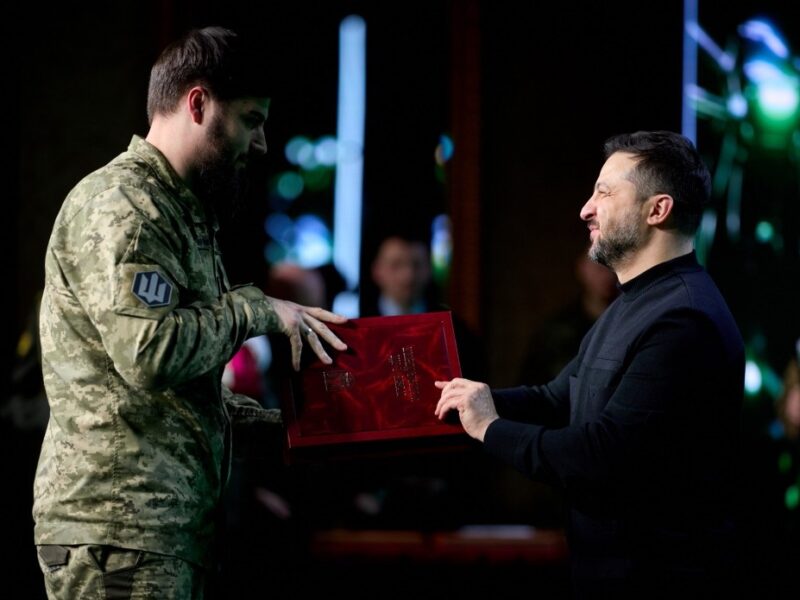 Зеленський присвоїв військовим звання Героя України та вручив ордени