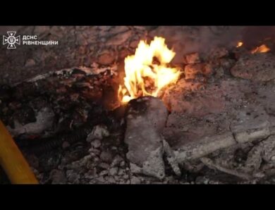 На Рівненщині рятувальники ліквідували пожежу, спричинену ударом рф по об’єкту інфрастуктури