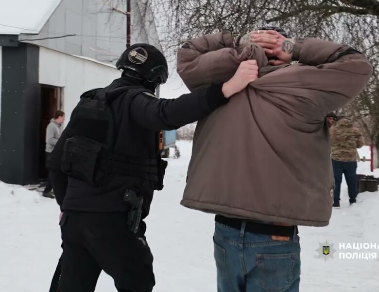 На Київщині викрито організовану групу, яка експлуатувала людей під виглядом реабілітаційного центру