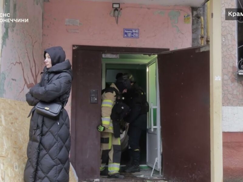 Краматорськ: рятувальники надають допомогу людям після авіаудару