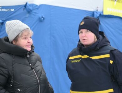 У Рівному після російського обстрілу розгорнули мобільний Пункт незламності ДСНС