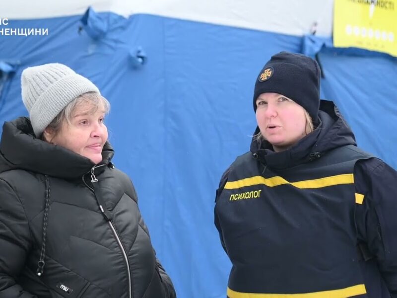 У Рівному після російського обстрілу розгорнули мобільний Пункт незламності ДСНС