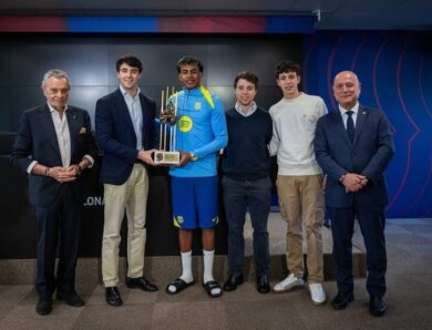 Барселона вирішила ще раз відзначити Ямаля нагородою кращого гравця сезону