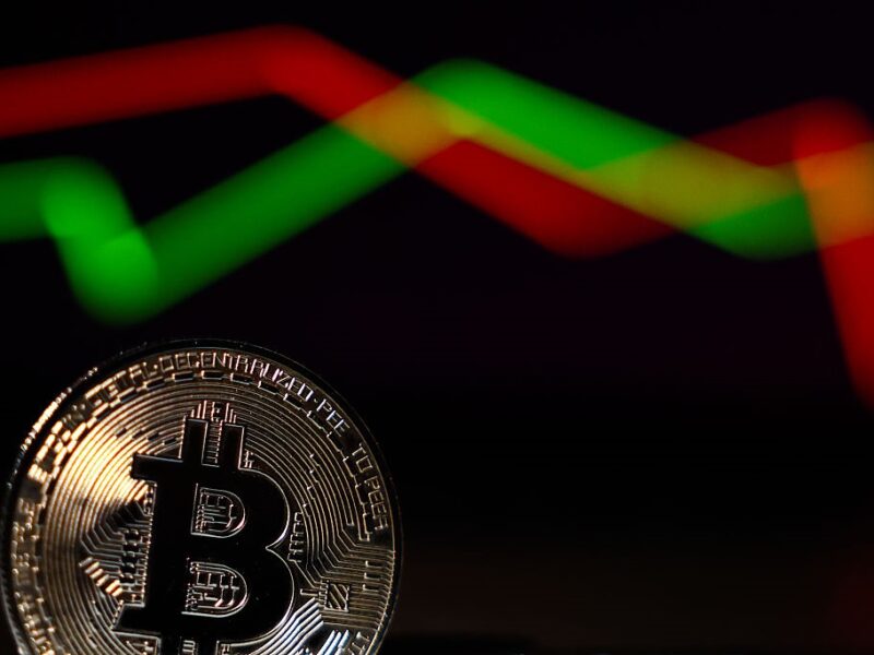 Bitcoin обвалився до найнижчого рівня з листопада 2024-го