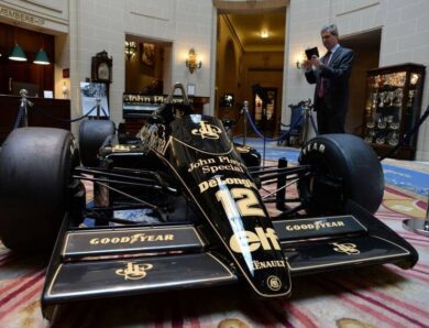 Болід 40-річної давнини, об’їжджений Сенною, піде з молотка