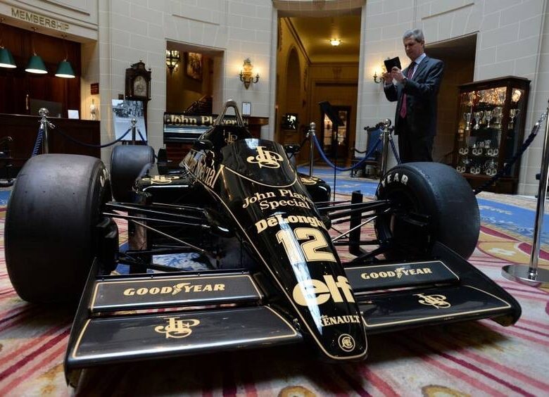 Болід 40-річної давнини, об’їжджений Сенною, піде з молотка