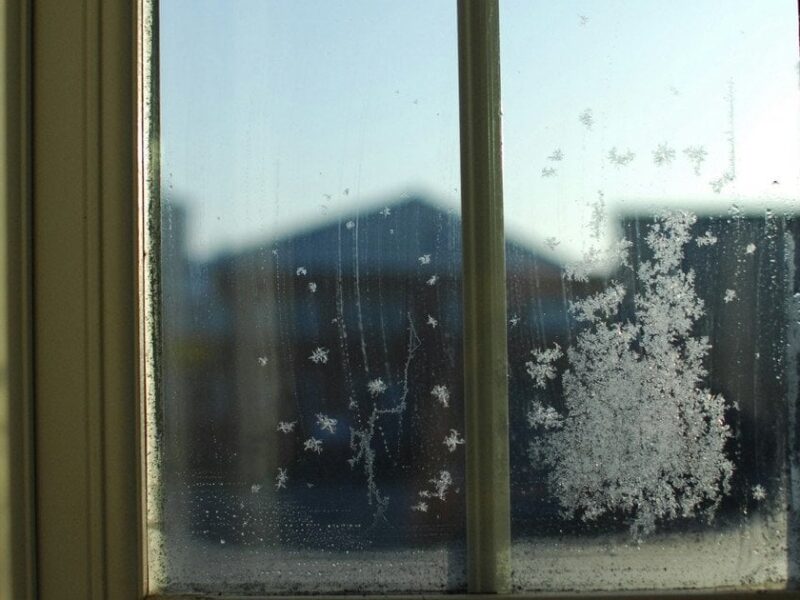 Чи потрібно мити вікна взимку – корисні поради