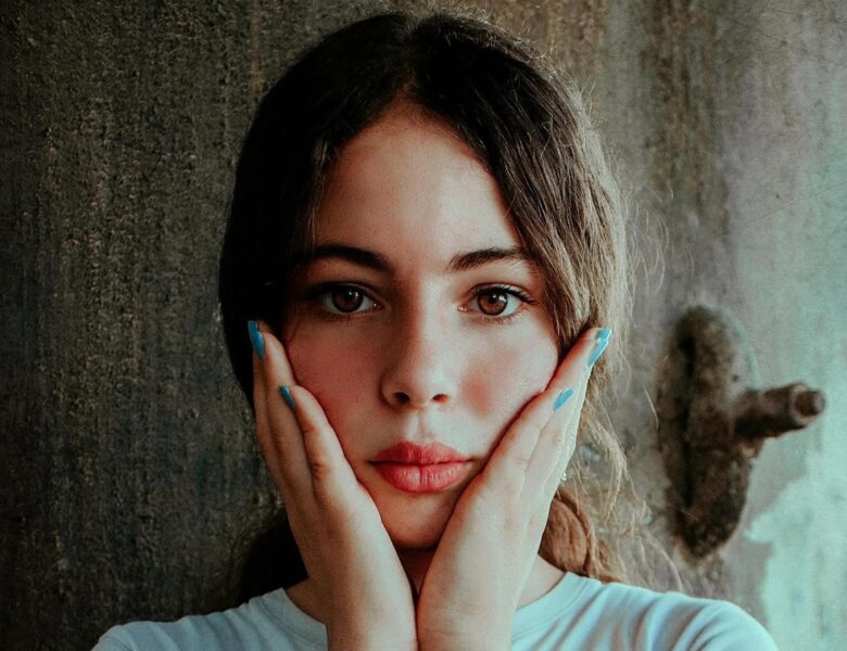 Чи вірити народним прикметам: чому горять щоки у різні дні