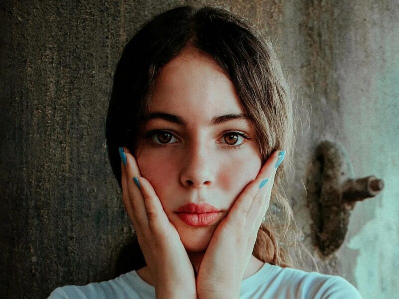 Чи вірити народним прикметам: чому горять щоки у різні дні