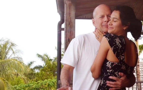 Емма Гемінг розповіла, як спілкується з Брюсом Віллісом після його переїзду