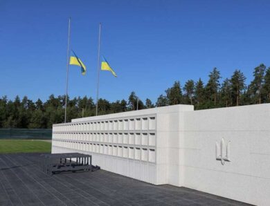 Фіктивне працевлаштування з бронею для Петрова Мінветеранів розслідує дії директора меморіального кладовища ЗСУ