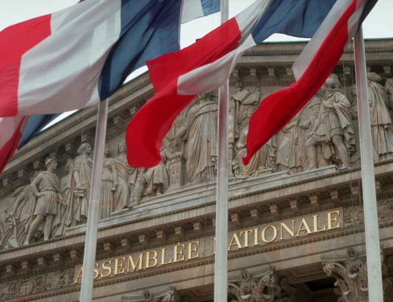 Французькі депутати відхилили два вотуми недовіри уряду