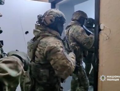 Нацполіція затримала угруповання, яке переправляло військових за кордон