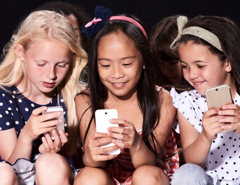 Греція та Іспанія обмежать соцмережі для неповнолітніх