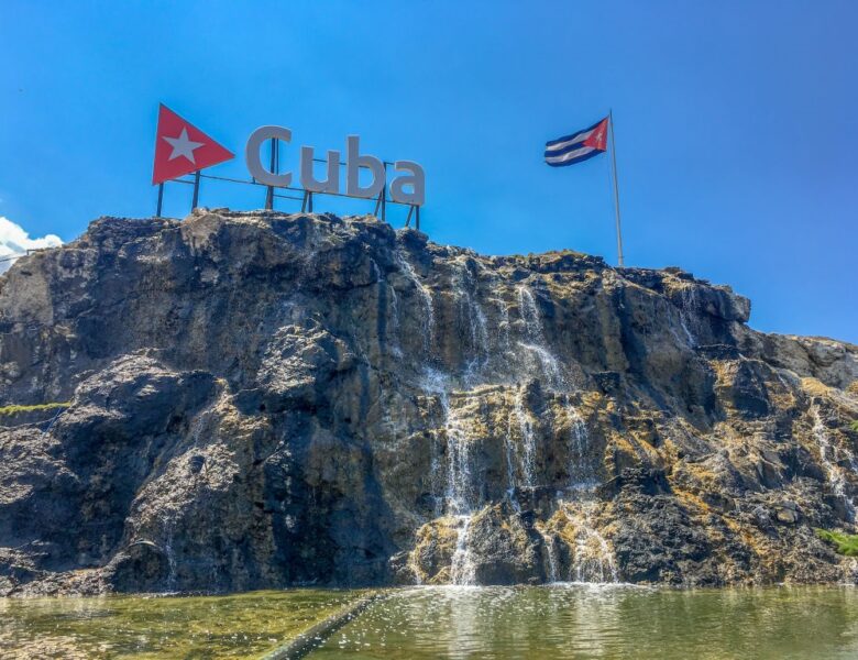 Катер під прапором США увірвався у води Куби: є загиблі