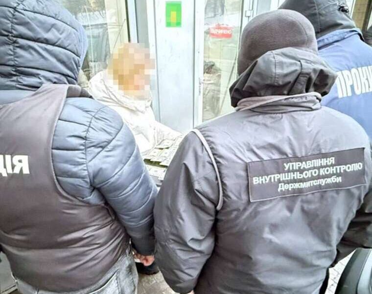 Хабар за сонячні панелі у Львові затримали чоловіка, який намагався підкупити митника за 1 100 доларів