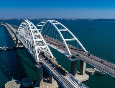 Кримський міст перекрили другу ніч поспіль