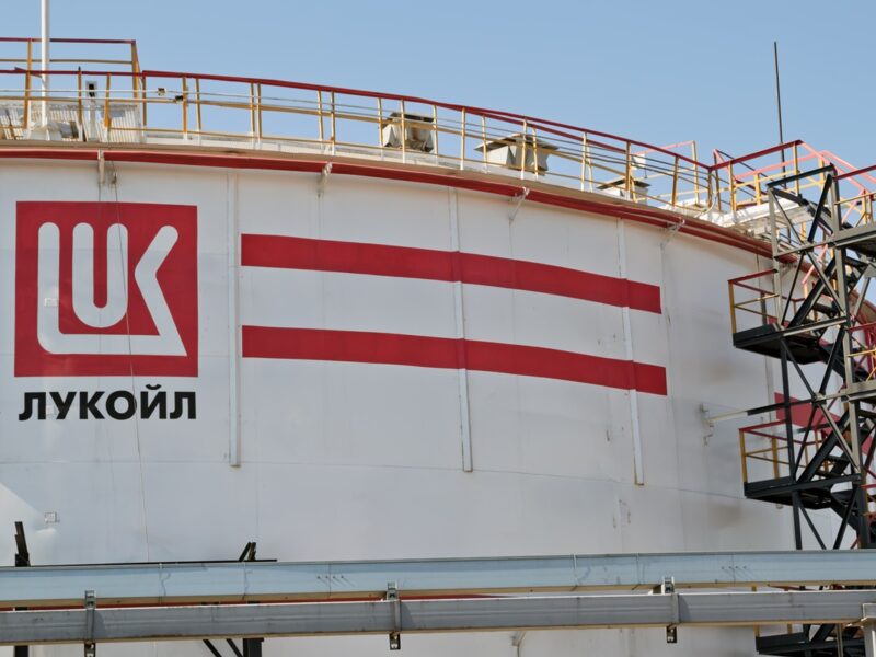 Лукойл втратив контроль над НПЗ в Європі