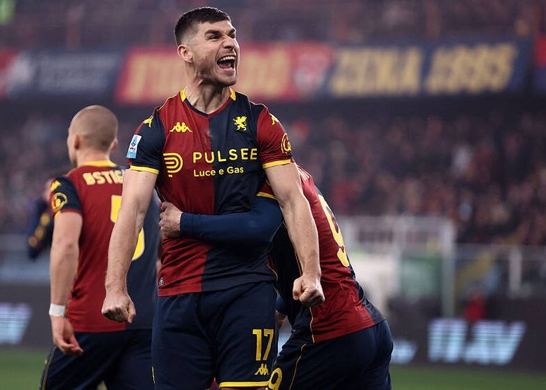 Маліновський пробив пенальті в ноги голкіперу, який пішов падати набік