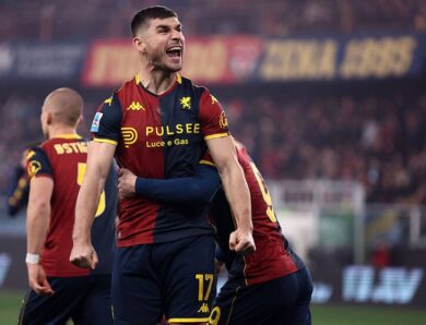 Маліновський пробив пенальті в ноги воротарю, який пішов падати набік