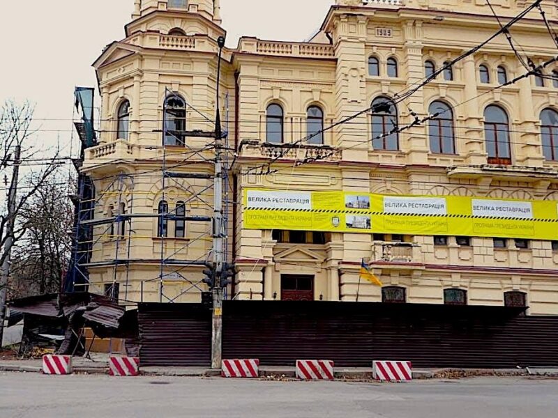 Масштабне пограбування окупантами музею в Херсоні: викрито підозрюваних