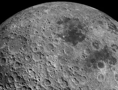 Місяць стискається і тріскається – вчені