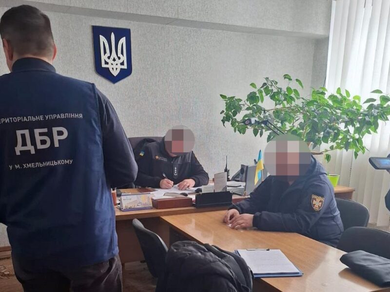 На Хмельниччині викрито закупку неякісних костюмів для рятувальників