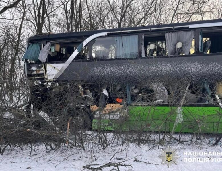 На Кіровоградщині фура влетіла в автобус, є жертви