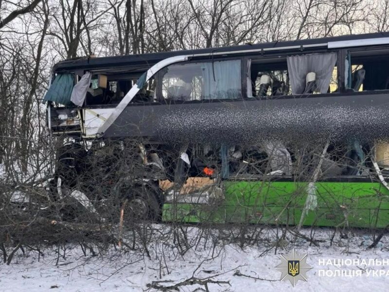 На Кіровоградщині фура влетіла в автобус, є жертви