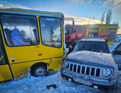 На Київщині авто зіткнулося зі шкільним автобусом, є постраждалі