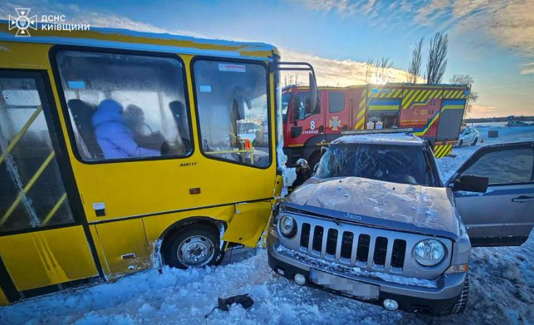 На Київщині авто зіткнулося зі шкільним автобусом, є постраждалі
