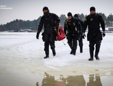 На Київщині тривають пошуки водія, що провалився під кригу під час дрифту
