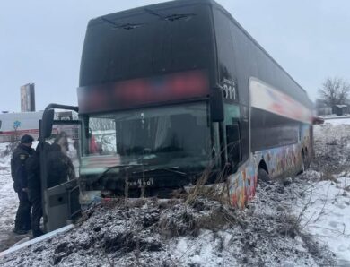 На Львівщині автобус злетів з траси, є постраждалі