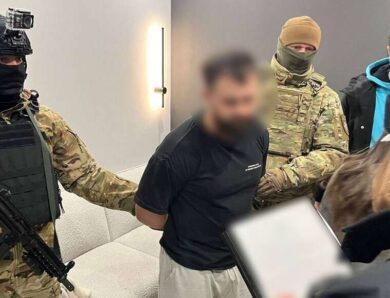 На Вінниччині антикорупціонера затримали на хабарі 6 тисяч доларів за звільнення з ЗСУ