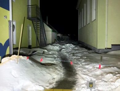 На Житомирщині на 4-річного хлопчика впала снігова брила з даху дитсадка