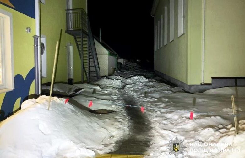 На Житомирщині на 4-річного хлопчика впала снігова брила з даху дитсадка