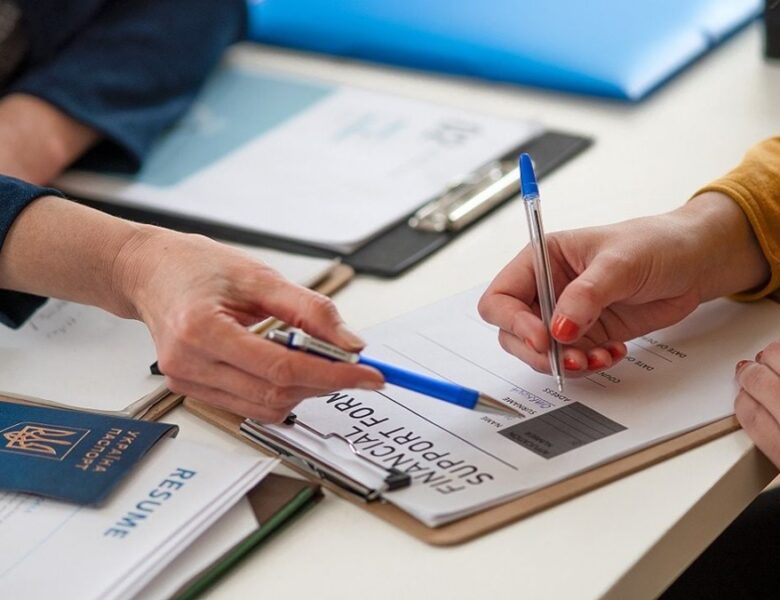 Не лише переселенці: хто може отримати фінансову допомогу в Україні