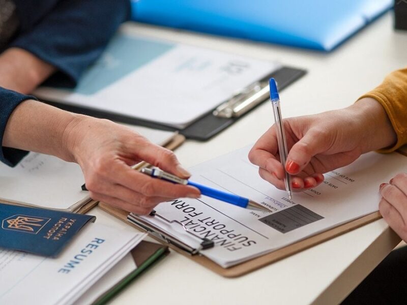 Не лише переселенці: хто може отримати фінансову допомогу в Україні