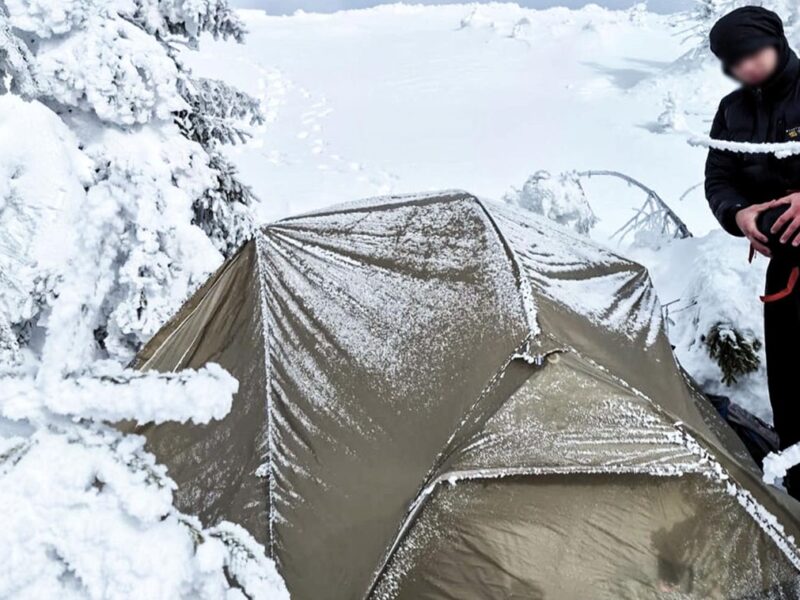 Ночівля в горах: у Карпатах врятували молоду пару