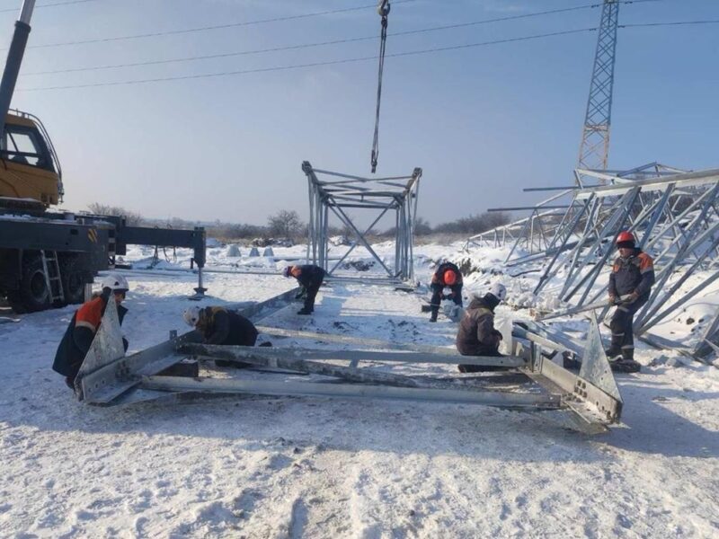 Обстріли і негода: відключення у семи областях