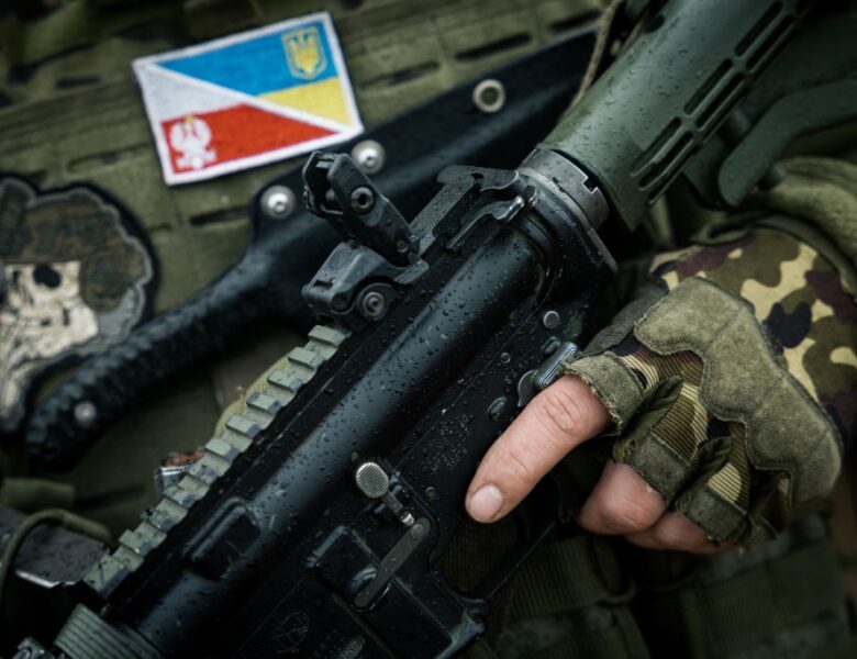 Поляків, які воюють за Україну, звільнили від кримінального покарання