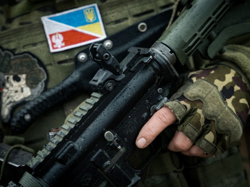 Поляків, які воюють за Україну, звільнили від кримінального покарання