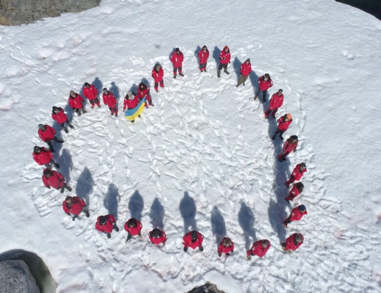 Полярники створили живу валентинку в Антарктиді